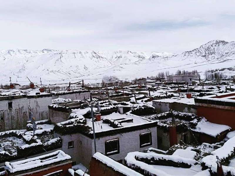 Continuous Snowfall Brings Life to a Standstill in Mustang