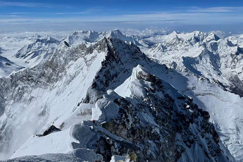 Another Climber Dies on Everest, Sherpa Guide Missing