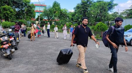 420 Nepali Students Return from Bangladesh   